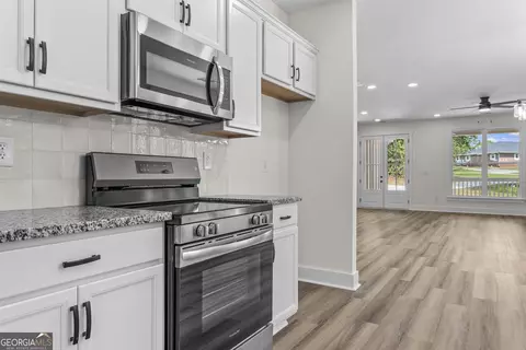Kitchen - 1113 Cornwall Dr, Madison, GA 30650 photo 2 of 3
