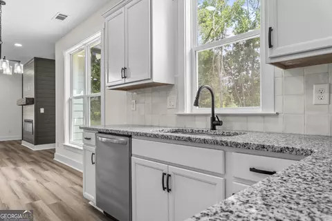 Kitchen - 1113 Cornwall Dr, Madison, GA 30650 photo 3 of 3