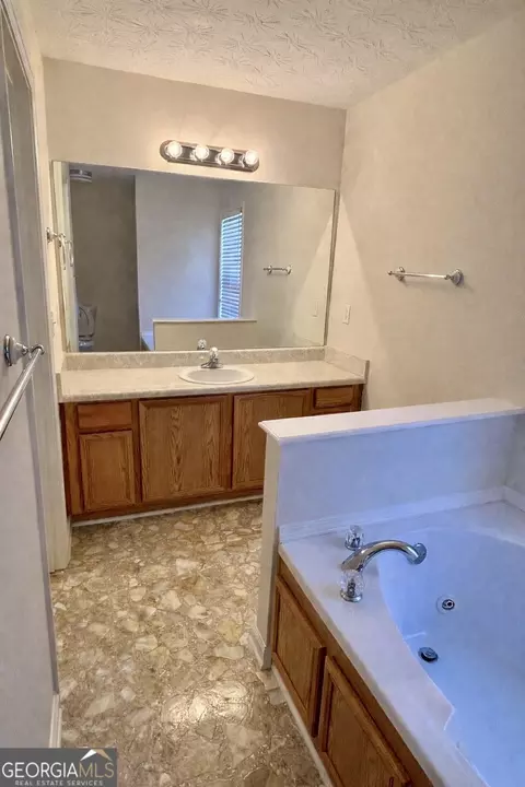 Bath - 141 Mabry Rd, Jackson, GA 30233 photo 3 of 4