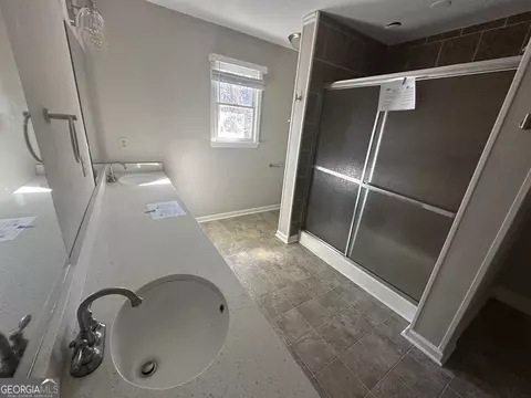 Bath - 203 Shawnee Dr, Lagrange, GA 30240 photo 2 of 4