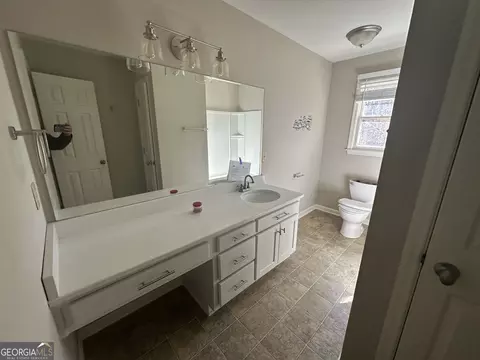 Bath - 203 Shawnee Dr, Lagrange, GA 30240 photo 1 of 4