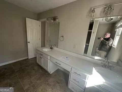 Bath - 203 Shawnee Dr, Lagrange, GA 30240 photo 3 of 4