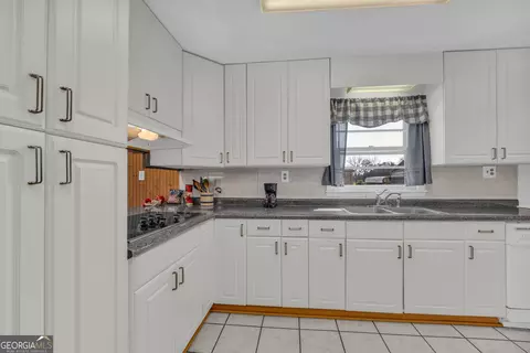 Kitchen - 118 Wayne Cir, Hartwell, GA 30643 photo 2 of 9