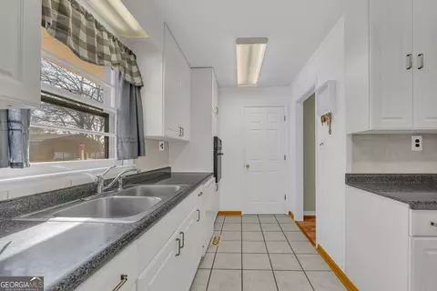 Kitchen - 118 Wayne Cir, Hartwell, GA 30643 photo 3 of 9