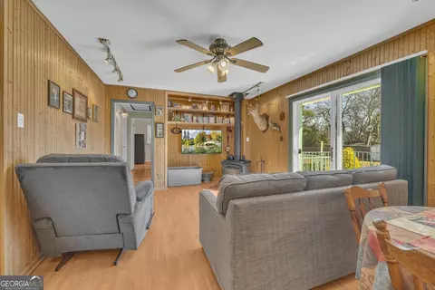 Living - 118 Wayne Cir, Hartwell, GA 30643 photo 1 of 4