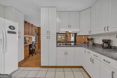 Kitchen - 118 Wayne Cir, Hartwell, GA 30643 photo 5 of 9
