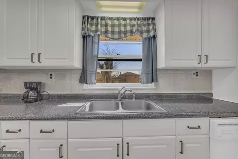 Kitchen - 118 Wayne Cir, Hartwell, GA 30643 photo 8 of 9