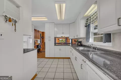 Kitchen - 118 Wayne Cir, Hartwell, GA 30643 photo 7 of 9