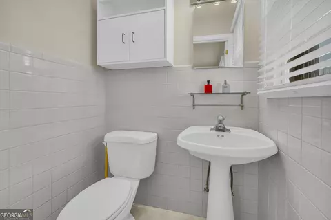 Bath - 118 Wayne Cir, Hartwell, GA 30643 photo 1 of 5