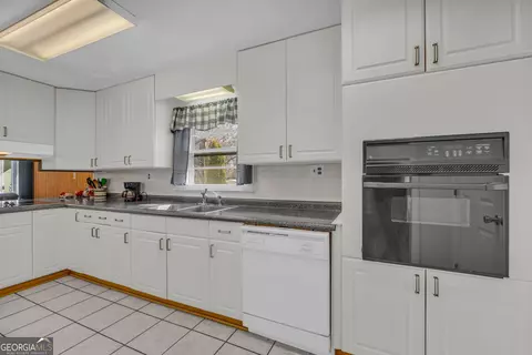 Kitchen - 118 Wayne Cir, Hartwell, GA 30643 photo 6 of 9