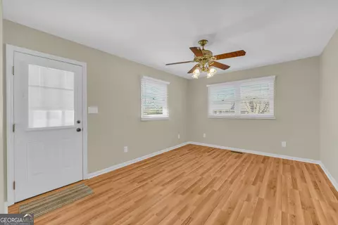 Living - 118 Wayne Cir, Hartwell, GA 30643 photo 2 of 4