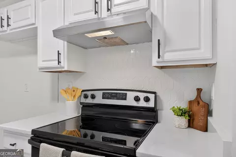 Kitchen - 103 Live Oak Dr, Jackson, GA 30233 photo 3 of 5