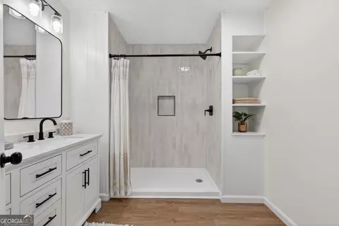 Bath - 103 Live Oak Dr, Jackson, GA 30233 photo 3 of 5