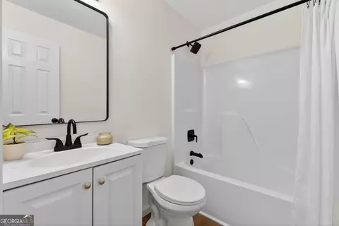 Bath - 103 Live Oak Dr, Jackson, GA 30233 photo 2 of 5