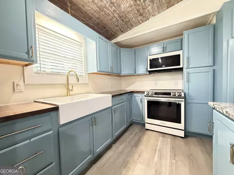 Kitchen - 682 Lakeside Cir, Cornelia, GA 30531 photo 3 of 5