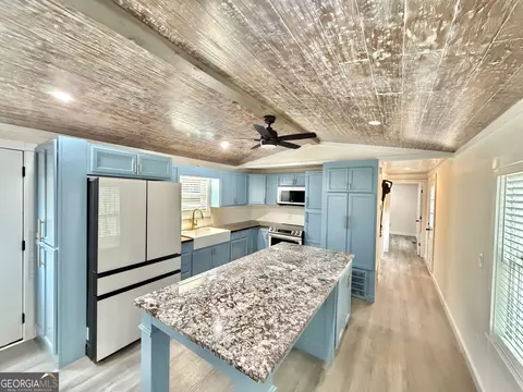 Kitchen - 682 Lakeside Cir, Cornelia, GA 30531 photo 4 of 5