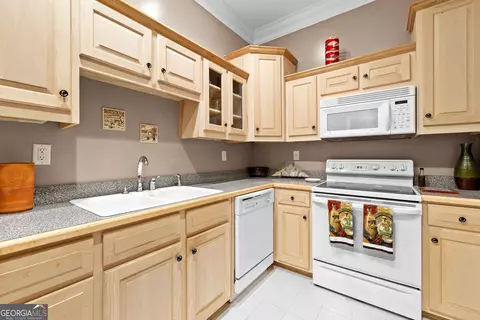 Kitchen - 109 Windridge Dr, Lagrange, GA 30240 photo 6 of 7
