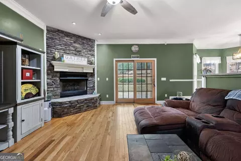 Living - 113 Glenn Eagle Pointe, Lagrange, GA 30241 photo 3 of 5
