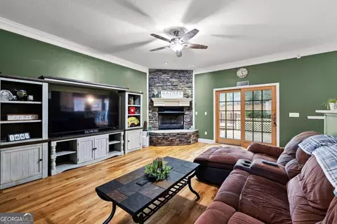 Living - 113 Glenn Eagle Pointe, Lagrange, GA 30241 photo 2 of 5