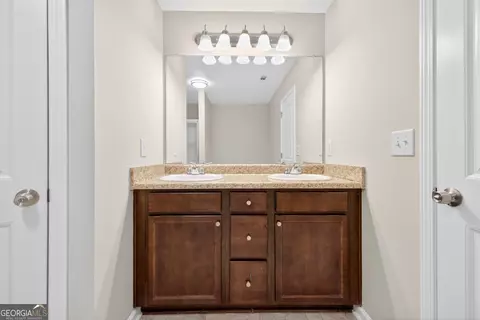 Bath - 1734 Snapping Ct, Winder, GA 30680 photo 3 of 4
