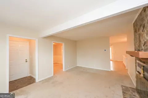 Living - 207 N View Pointe Dr, Lagrange, GA 30241 photo 5 of 10