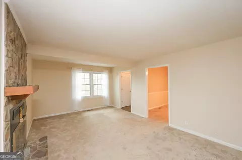 Living - 207 N View Pointe Dr, Lagrange, GA 30241 photo 4 of 10