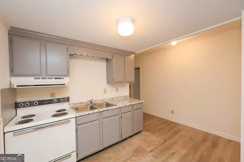 Kitchen - 207 N View Pointe Dr, Lagrange, GA 30241 photo 5 of 5