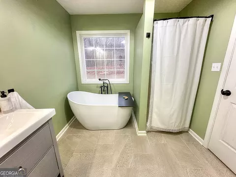 Bath - 106 Woodstream Trl, Lagrange, GA 30240 photo 2 of 4
