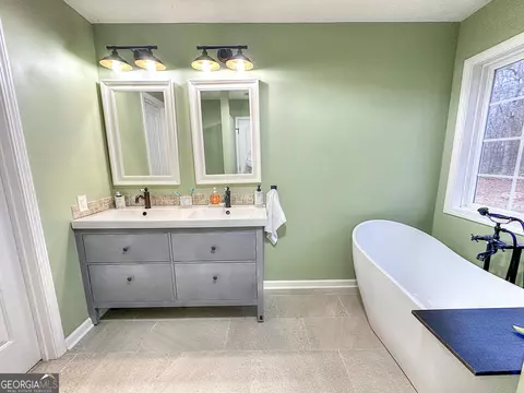 Bath - 106 Woodstream Trl, Lagrange, GA 30240 photo 1 of 4