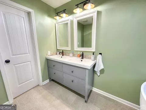 Bath - 106 Woodstream Trl, Lagrange, GA 30240 photo 3 of 4