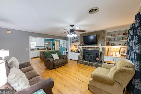 Living - 202 Daniel Rd, Thomaston, GA 30286 photo 1 of 2