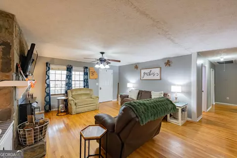Living - 202 Daniel Rd, Thomaston, GA 30286 photo 2 of 2