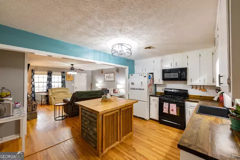 Kitchen - 202 Daniel Rd, Thomaston, GA 30286 photo 4 of 4