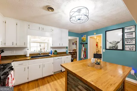 Kitchen - 202 Daniel Rd, Thomaston, GA 30286 photo 3 of 4