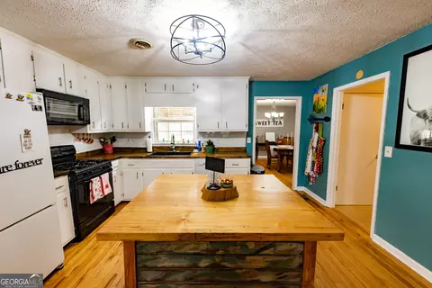 Kitchen - 202 Daniel Rd, Thomaston, GA 30286 photo 2 of 4