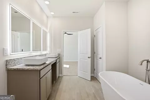 Bath - 132 Post Oak Dr #131, Jackson, GA 30233 photo 3 of 4
