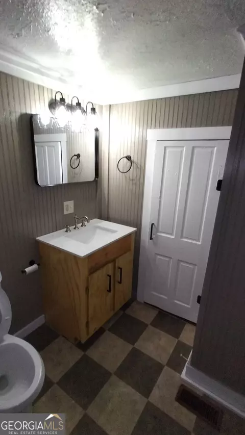 Bath - 1308 Park Ave, Lagrange, GA 30240 photo 1 of 1