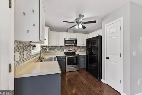 Kitchen - 118 Ridgeway Rd, Milner, GA 30257 photo 3 of 3