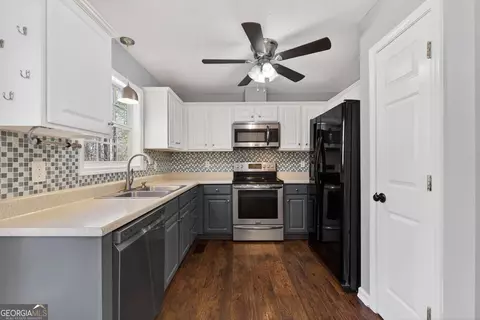 Kitchen - 118 Ridgeway Rd, Milner, GA 30257 photo 2 of 3