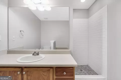 Bath - 133 Meadow View Dr, Jackson, GA 30233 photo 2 of 6