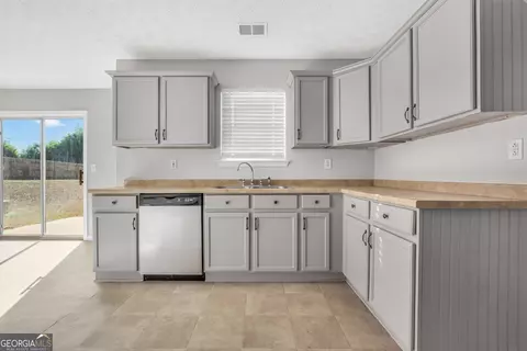Kitchen - 133 Meadow View Dr, Jackson, GA 30233 photo 1 of 2