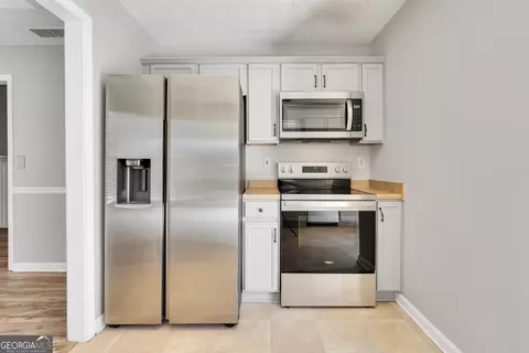 Kitchen - 133 Meadow View Dr, Jackson, GA 30233 photo 2 of 2