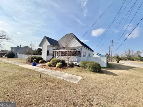49 N Gill St, Hazlehurst, GA 31539