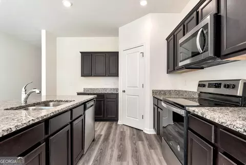 Kitchen - 41 Sinclair Way, Monroe, GA 30655 photo 2 of 2