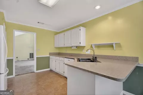 Kitchen - 104 Bridlewood Dr, Lagrange, GA 30240 photo 2 of 2