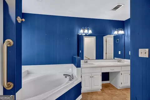 Bath - 104 Bridlewood Dr, Lagrange, GA 30240 photo 2 of 4