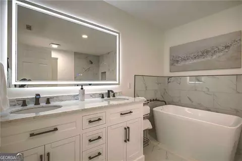 Bath - 142 Carr Rd, Lagrange, GA 30241 photo 1 of 9