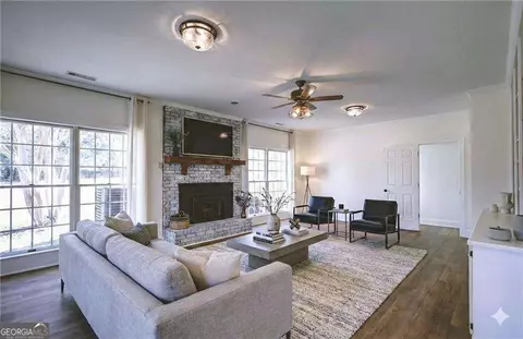 Living - 142 Carr Rd, Lagrange, GA 30241 photo 4 of 9