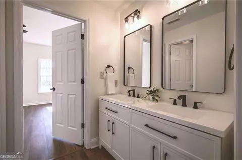 Bath - 142 Carr Rd, Lagrange, GA 30241 photo 8 of 9