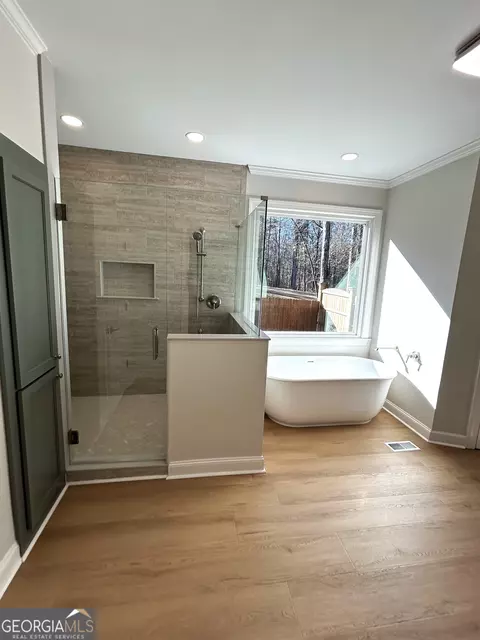 Bath - 114 Red Oak Trl, Lagrange, GA 30240 photo 2 of 12
